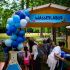Bunt geschmückter Stand „Wasserlabor“ mit Kindern, die Experimente machen.